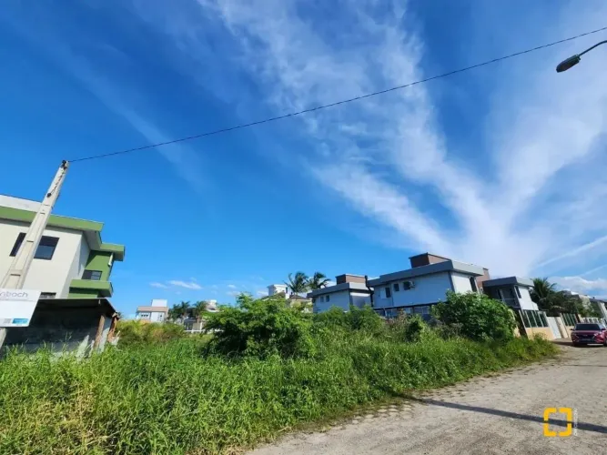 Terreno Carianos com 720 m²