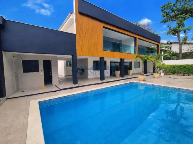 Casa contemporânea recém reformada com 635m² em condomínio tradicional no início da Barra