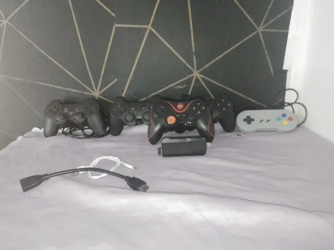 Vendo ou troco console em ótimo estado funcionando perfeitamente com 5 controles 