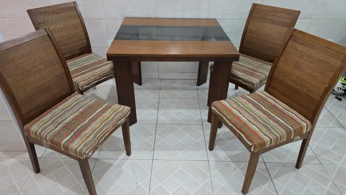 Mesa de madeira da toque a campainha.