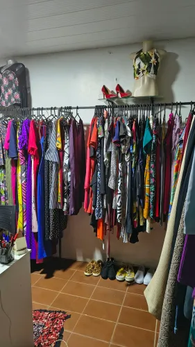 LOTE DE ROUPAS PARA BRECHÓ, PEÇAS DE QUALIDADE SEM AVARIAS.