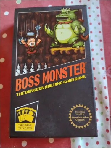Boss Monster The Dungeon Building Card Game + Expansão Tools of Hero King (181 Cartas)