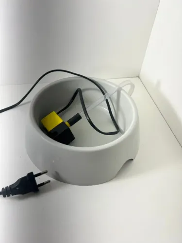 Bebedouro ou fonte pet cinza com bomba