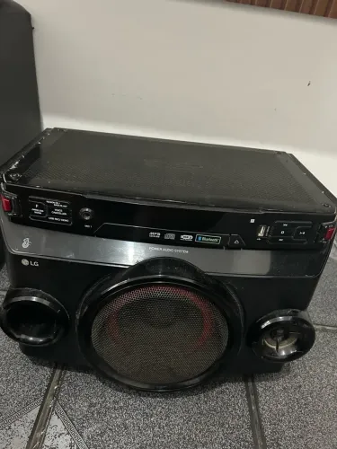 Mini System LG Xboom Om4560 Preto e Vermelho Com Bluetooth (Usado)