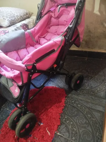 VENDE-SE CARRINHO DE BEBE E BEBE CONFORTO