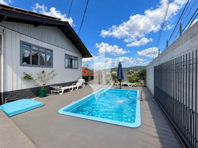 Casa com piscina no bairro Água Verde