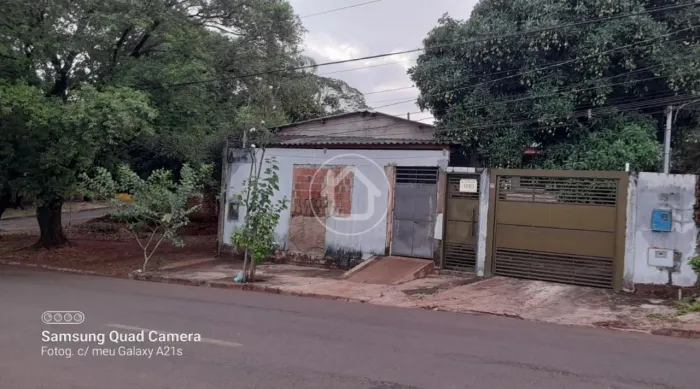 TERRENO COM 2 CASAS NO JARDIM