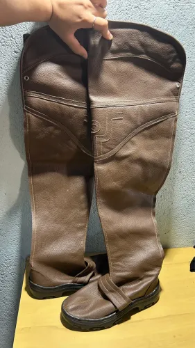 Bota marrom cano alto 
