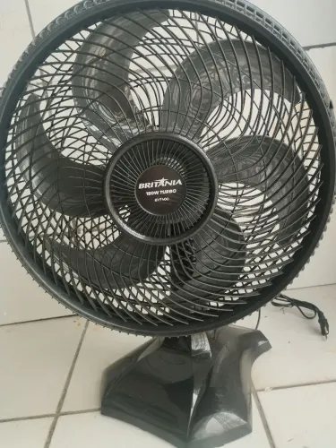 ventilador Britânia BVT400 Maxx Force, com 150W de potência e 40cm de diâmetro.