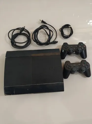 Vendo console PS3 completo com cabos, manete, caixa. Usado mas em excelente estado. Com NF