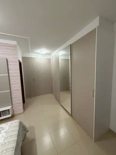 conjunto Guarda-roupa c espelho e cabeceira com gavetas.