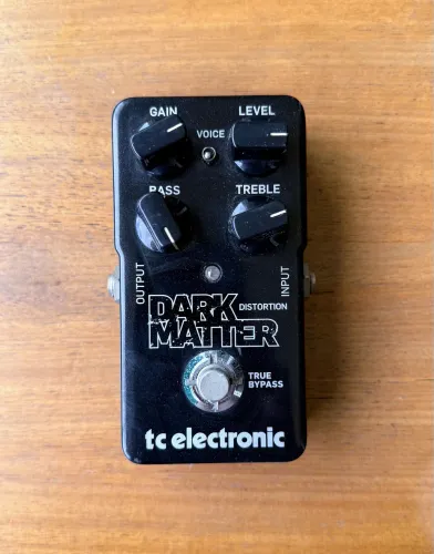 Pedal TC Electronic Dark Matter Distortion (com caixa) True Bypass