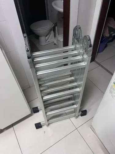 Escada de alumínio articulada