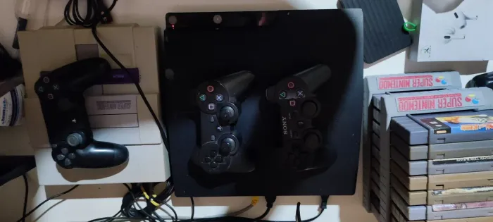 PS3 desbloqueado HD 1 Terabyte, 2 controles com jogos de PS1, PS2 e PS3, *55