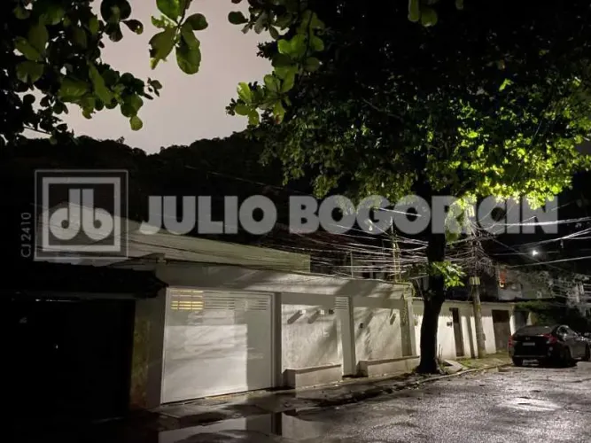 Barra da Tijuca- Casa em Condomínio: Linear -3 suítes- lavabo- cozinha americana-deps- edí