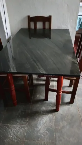 Mesa de mármore com 4 cadeiras