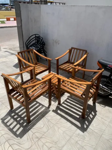 Jogo de cadeira em madeira