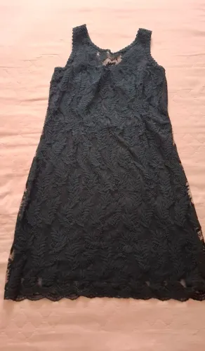 Vestido preto com renda bordada. Tamanho GG