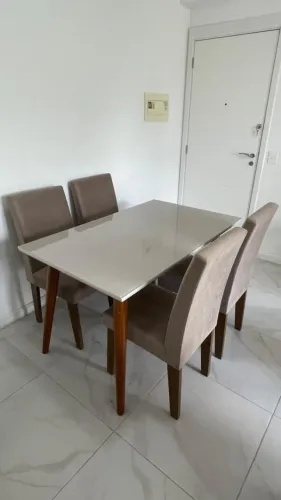 Mesa de jantar com 4 cadeiras
