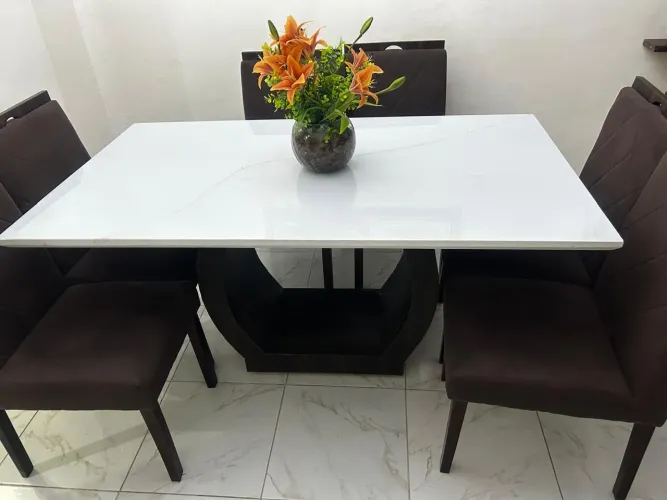 Mesa com 6 cadeira em madeira