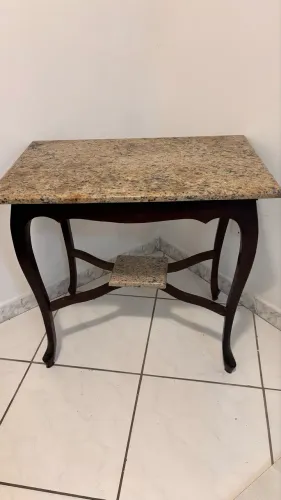 Mesa aparador com base em madeira e tampo de granito - estilo clássico retrô 