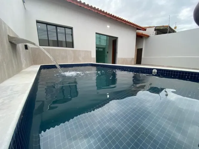 Casa com 3 dormitórios e piscina lado praia em Mongaguá