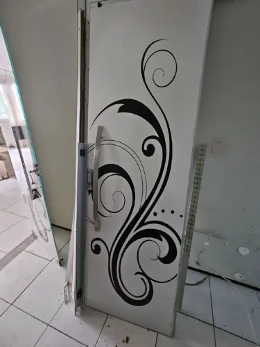 Porta de vidro com ferragens (70x215cm)