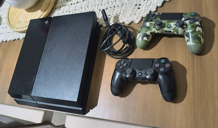 Ps4 FAT com dois controles.