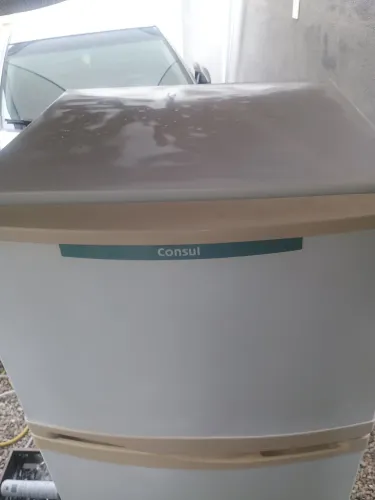 VENDO GELADEIRA FROST FREE USADA FUNCIONANDO OK MARCAS DE USO NA PINTURA.330 LITROS
