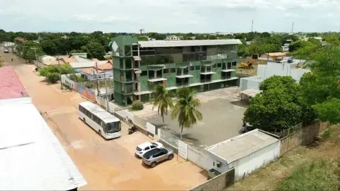 Prédio para venda no bairro Calungá com mais de 48 salas.