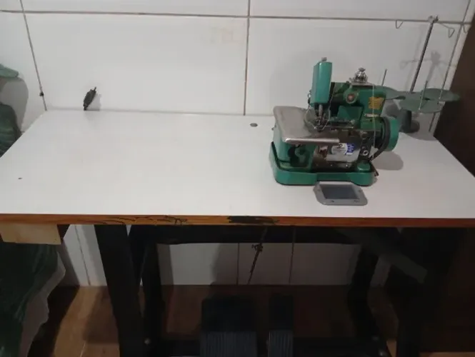 Máquina overloque semi industrial, funcionando perfeitamente,