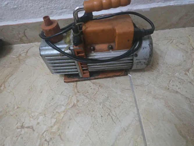 Vendo bomba de vacuo bivolt 5 cfm funcionando perfeitamente 
