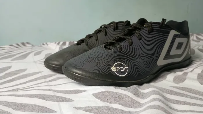 Chuteira society Umbro Orbit