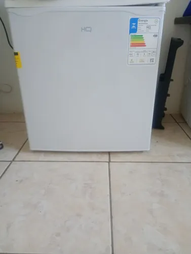 Frigobar HQ 220V branco. Usado apenas por 1 semana.