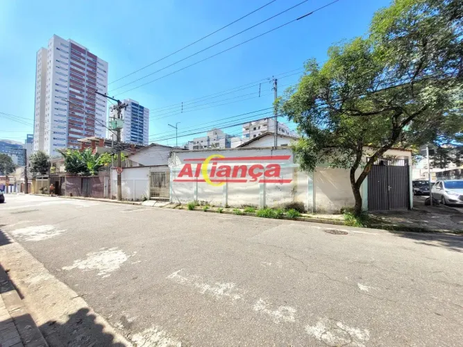 Terreno com casas para renda ou demolição.