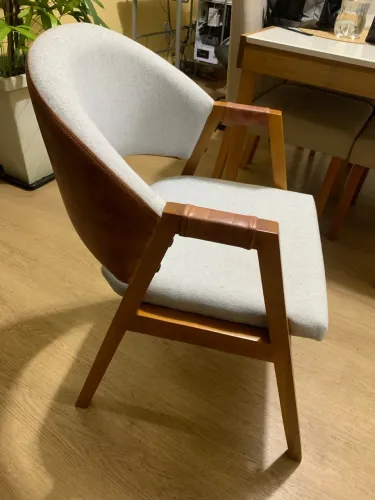 DUAS POLTRONAS IGUAIS