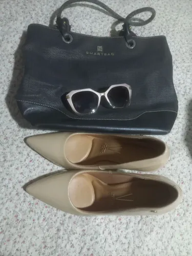 Bolsa, óculos e sapato
