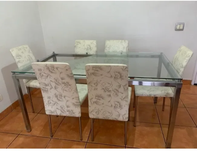 Mesa com 6 cadeiras e aparador