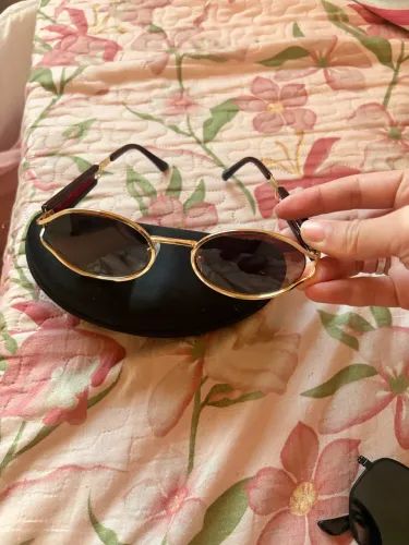 Vende-se óculos de sol, nunca usado.