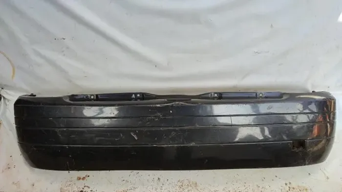 Parachoque traseiro Renault Clio 1998/2002 com detalhe