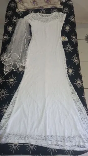 Vestido de renda de noiva com véu