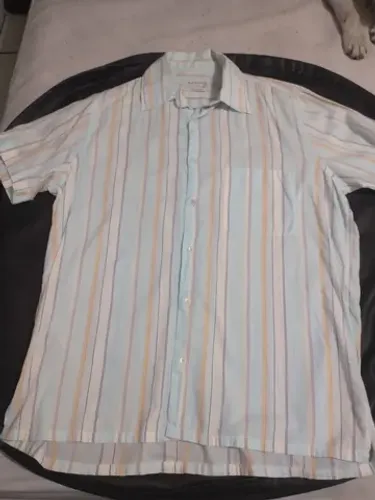 Camisa social manga curta Richards listrada. Tecido leve de qualidade