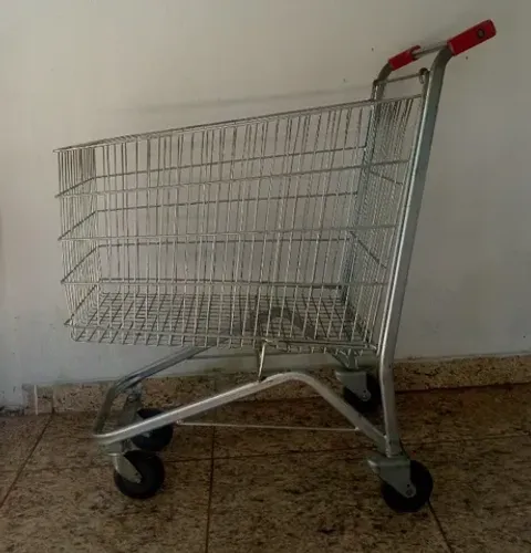 Carrinhos grandes aramados de supermercado/mercearia