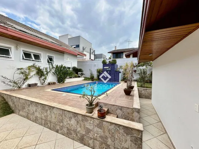 Casa de alto padão com 3 suítes master, localizada no condomínio Villas de santana em Jaca