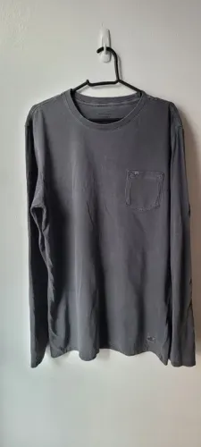 Camiseta manga longa, tecido estonado.