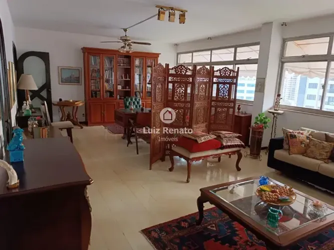 Amplo apartamento com ótima localizaçâo na Savassi.