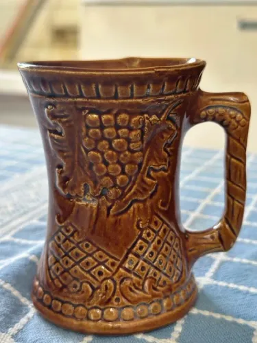 Caneca de porcelana para vinho  Antiga