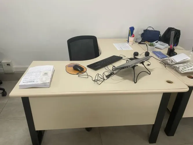 Mesa de escritório em L