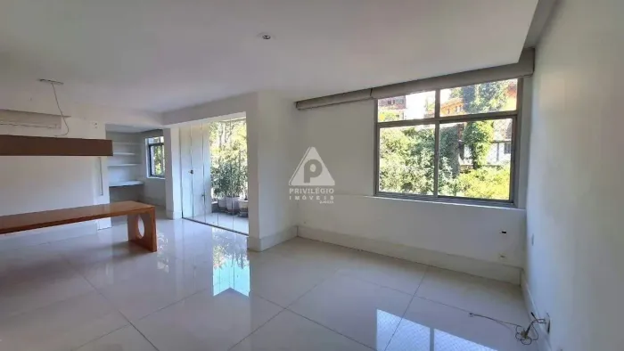 Apartamento no Cosme Velho de 3 quartos, 2 suítes, varanda, 2 vagas na escritura e infraes