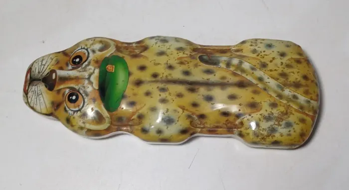 Estojo de metal em formato de leopardo